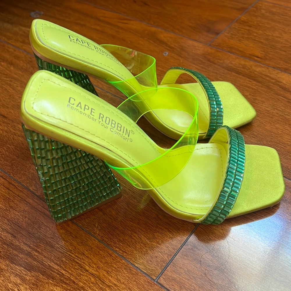 ✨Heel✨ like new - Picture 2 of 6
